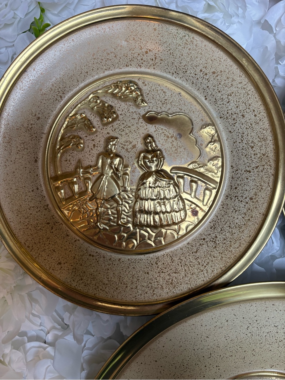 Vintage Style Gold Decorative Wall Plates - Set of 3 - Picture 3 of 5